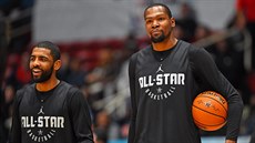 Kevin Durant (vpravo) a Kyrie Irving na tréninku před Utkáním hvězd NBA Kevin Durant (vpravo) a Kyrie Irving na tréninku před Utkáním hvězd NBA