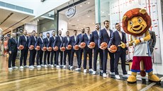 etí basketbalisté se chlubí svými saky pro mistrovství svta,