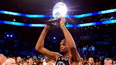 Kevin Durant si z Utkání hvězd NBA odnesl cenu pro nejužitečnějšího hráče. Kevin Durant si z Utkání hvězd NBA odnesl cenu pro nejužitečnějšího hráče.