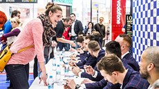 Pro podpisy českých basketbalových reprezentantů si přišla i Ilona Burgrová. Pro podpisy českých basketbalových reprezentantů si přišla i Ilona Burgrová.
