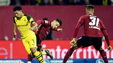 Jadon Sancho (vlevo) z Dortmundu kličkuje kolem Lukase Muhla (uprostřed) a... Jadon Sancho (vlevo) z Dortmundu kličkuje kolem Lukase Muhla (uprostřed) a...