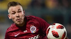 Dominik Plechatý ze Sparty právě zahrál rukou v zápase s Duklou. Dominik Plechatý ze Sparty právě zahrál rukou v zápase s Duklou.