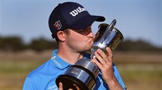 Skotský golfista David Law líbá trofej pro vítěze turnaje Vic Open v australské... Skotský golfista David Law líbá trofej pro vítěze turnaje Vic Open v australské...