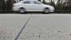Na povrchu dálnice D5 mezi Plzní a hranicí s Německem se objevují trhliny.... Na povrchu dálnice D5 mezi Plzní a hranicí s Německem se objevují trhliny....