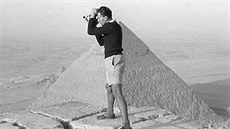 Egypt, rok 1947. Miroslav Zikmund filmuje východ slunce na Cheopsově pyramidě. Egypt, rok 1947. Miroslav Zikmund filmuje východ slunce na Cheopsově pyramidě.