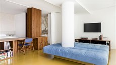 Ústedním motivem bytu pro mladý pár je levitující blankytné modré lko.