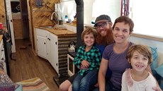 Adam Paashaus a jeho žena Elizabeth ze Severní Karolíny si předělali školní... Adam Paashaus a jeho žena Elizabeth ze Severní Karolíny si předělali školní...