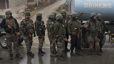 Písluníci indické polovojenské policie hlídkují v Kamíru na míst...