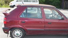 Poničená Škoda Felicia po útoku rozzuřené skupinky (5.5. 2011) Poničená Škoda Felicia po útoku rozzuřené skupinky (5.5. 2011)
