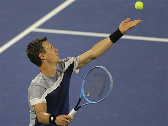 Tomá Berdych pi podání na turnaji v Dubaji