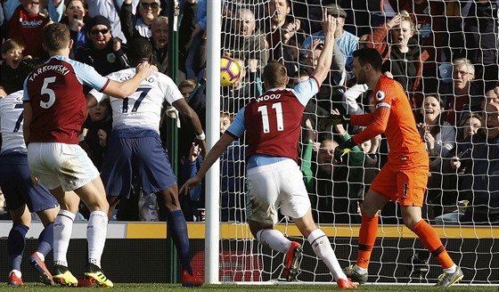 Chris Wood z Burnley stílí gól v utkání proti Tottenhamu.