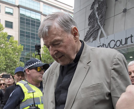 Kardinál George Pell stanul ped australským soudem v Melbourne. (26. února...