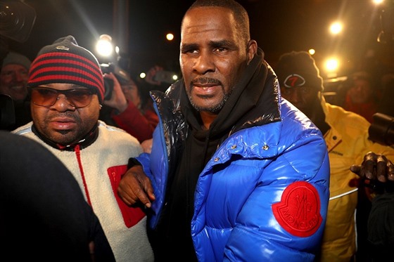 Americký hudebník a zpvák R. Kelly (vpravo) obvinný ze sexuálního zneuívání...