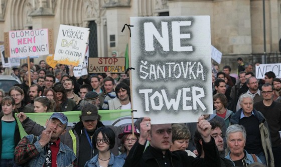 Zhruba tyi stovky lidí protestovaly 22. íjna 2013 v Olomouci proti plánu na...