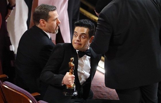 Rami Malek a jeho reakce po pádu z pódia na Oscarech (Los Angeles, 24. února...