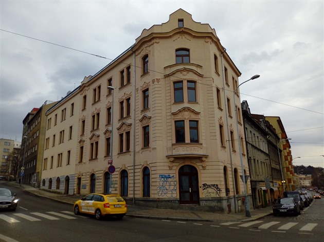 Před několika lety jsem s nadějí sledoval jak byl v poslední chvíli před zničením opraven secesní dům U Olmrů v Podolí na rohu ulice Sinkulova/Podolská, avšak od té doby nebyla oprava dokončena a dům opět sprejují graffiti, dům vedle byl postaven ve stejn