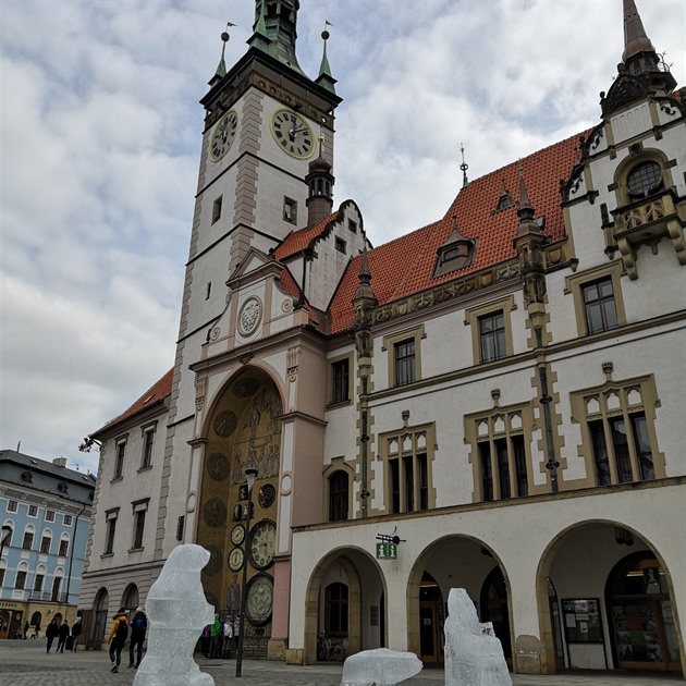 Pomalu tající sochy z ledu před radnicí v Olomouci