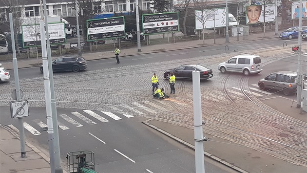Dnes 21.2.2019 cca v 8:45 hod. probíhala na křižovatce Olšanská a Želivského oprava semaforů. Policie ČR zde cca 15 minut řídila dopravu a v stejné době probíhala i údržba tramvajových kolejí.