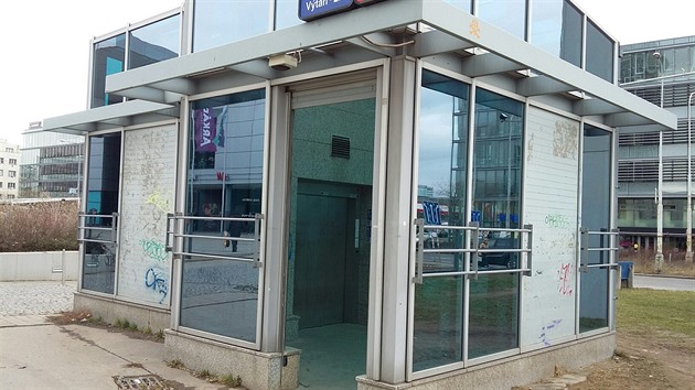 Počmárana horní stanice výtahu u metra