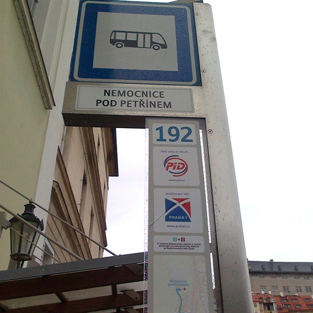 Autobusová zastávka v areálu nemocnice Pod Petřínem má vyvěšený starý jízdní řád. Pacienti, kteří jedou z nemocnice domů se domnívají, že jim autobus pojede v určený čas dle jízdního řádu, ale nejede!