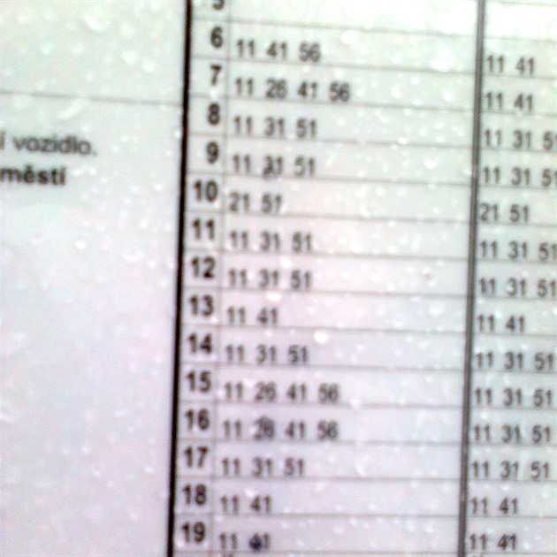 Autobusová zastávka v areálu nemocnice Pod Petřínem má vyvěšený starý jízdní řád.Pacienti,kteří jedou z nemocnice domů se domnívají,že jim autobus pojede v určený čas dle jízdního řádu,ale nejede !