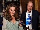 Princ William a vévodkyn Kate na návtv Severního Irska epovali pivo...