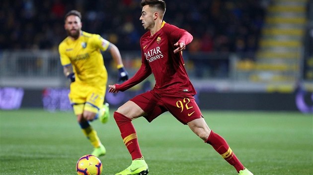 Stephan El Shaarawy v dresu AS Řím kontroluje balon během ligového utkání s... Stephan El Shaarawy v dresu AS Řím kontroluje balon během ligového utkání s...