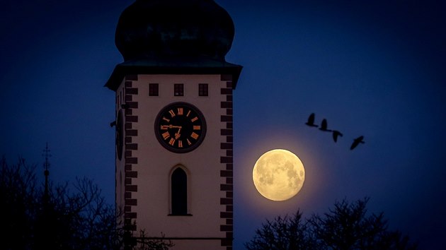 V lednu, únoru i březnu se Měsíc v úplňku přiblíží k Zemi natolik, že můžeme... V lednu, únoru i březnu se Měsíc v úplňku přiblíží k Zemi natolik, že můžeme...