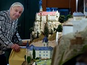 Bývalý kastelán z Valdštejna Ladislav Koucký nad svými obdivuhodnými díly.... Bývalý kastelán z Valdštejna Ladislav Koucký nad svými obdivuhodnými díly....