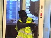 Policisté zveřejnili záběry z kamer, na kterých jsou lupiči při přepadení banky... Policisté zveřejnili záběry z kamer, na kterých jsou lupiči při přepadení banky...