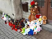 U domu, kde zemřelo dítě, vzniklo pietní místo U domu, kde zemřelo dítě, vzniklo pietní místo