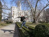 Dolní zahrada zámku v Hluboké nad Vltavou je v noci zavřená. Přes den se v ní... Dolní zahrada zámku v Hluboké nad Vltavou je v noci zavřená. Přes den se v ní...