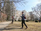 Dolní zahrada zámku v Hluboké nad Vltavou je v noci zavřená. Přes den se v ní... Dolní zahrada zámku v Hluboké nad Vltavou je v noci zavřená. Přes den se v ní...