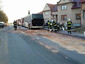 Hasiči likvidují požár autobusu ve Vacenovicích na Hodonínsku. (22. února 2019) Hasiči likvidují požár autobusu ve Vacenovicích na Hodonínsku. (22. února 2019)