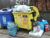 Takto vypadá jedno z kontejnerových stání na tříděný odpad v Chotěboři týden po... Takto vypadá jedno z kontejnerových stání na tříděný odpad v Chotěboři týden po...