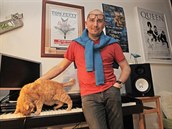 Jiří Krhut byl původně angličtinář. Dnes se zcela věnuje showbyznysu Jiří Krhut byl původně angličtinář. Dnes se zcela věnuje showbyznysu