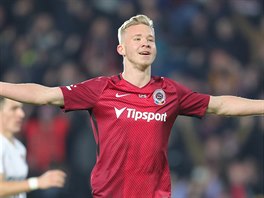 Václav Drchal ze Sparty (vpravo) slaví svou trefu v utkání s Baníkem Ostrava.