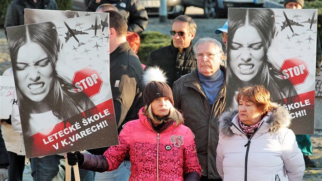 Odprci zzen pilotn zkladny F Air na karlovarskm letiti protestovali proti tomuto zmru ped Krajskm adem Karlovarskho kraje, kde dnes zased jeho zastupitelstvo. To projedn jejich petici.