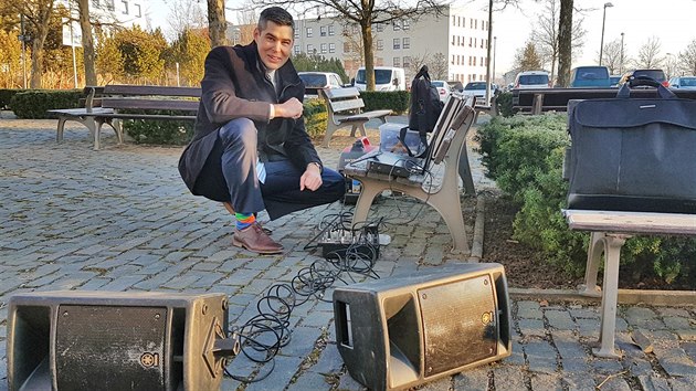 Odprci zzen pilotn zkladny F Air na karlovarskm letiti protestovali proti tomuto zmru ped Krajskm adem Karlovarskho kraje, kde dnes zased jeho zastupitelstvo. To projedn jejich petici. Soust akce byl tak zvukov doprovod, reprodukce zvuku motoru letadla pi blzkm prletu.