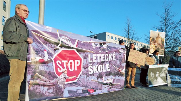 Odprci zzen pilotn zkladny F Air na karlovarskm letiti protestovali proti tomuto zmru ped Krajskm adem Karlovarskho kraje, kde dnes zased jeho zastupitelstvo. To projedn jejich petici.