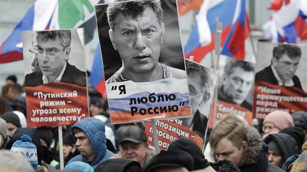 Demonstranti s vlajkami Ruska a rznch opozinch stran nesli tak portrty Borise Nmcova opaten hesly. Miluji Rusko, hls ten uprosted. (24. nora 2019)