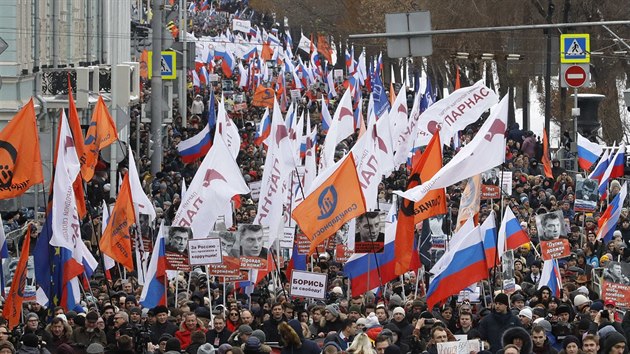 Rusov v Moskv uspodali pochod k uctn pamtky opozinho politika Borise Nmcova zavradnho v roce 2015. V davu byly vidt vlajky Ruska a rznch opozinch stran, a tak Nmcovovy plakty. (24. nora 2019)