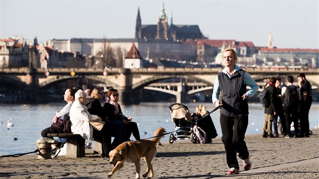 Praská náplavka se ve stedu zaplnila davy lidí (27. února 2019).