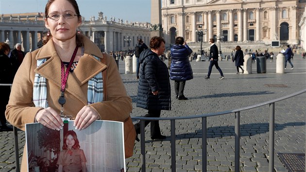 Obti sexulnho zneuvn ze strany knch mskokatolick crkve pzuj se svmi fotografiemi na Svatopetrskm nmst ve Vatikn. (20. nora 2019)