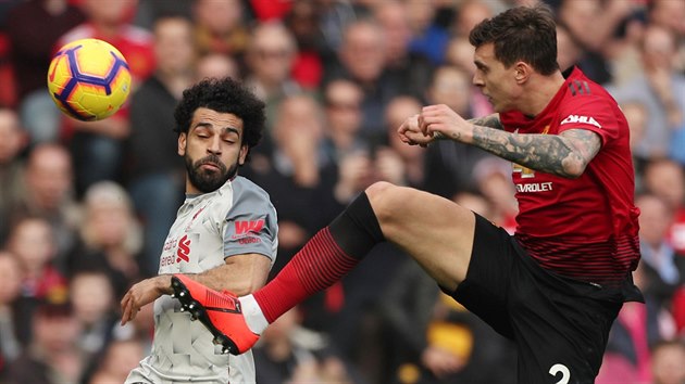 Mohamed Salah z Liverpoolu (vlevo) a Victor Lindelof z Manchesteru United bojuj o m.