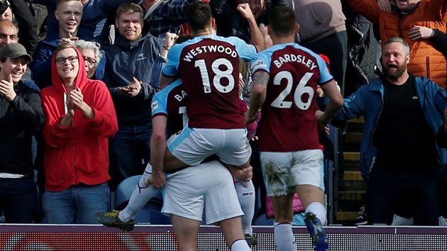 Fotbalist Burnley oslavuj vstelen gl. Trefil se Ashley Barnes.