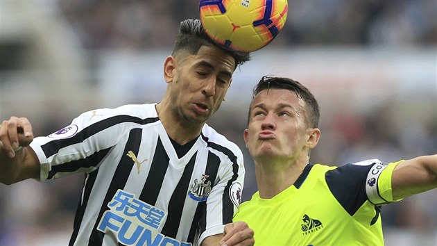 Ayoze Perez z Newcastlu (vlevo) a Jonathan Hogg z Huddersfieldu  v hlavikovm souboji