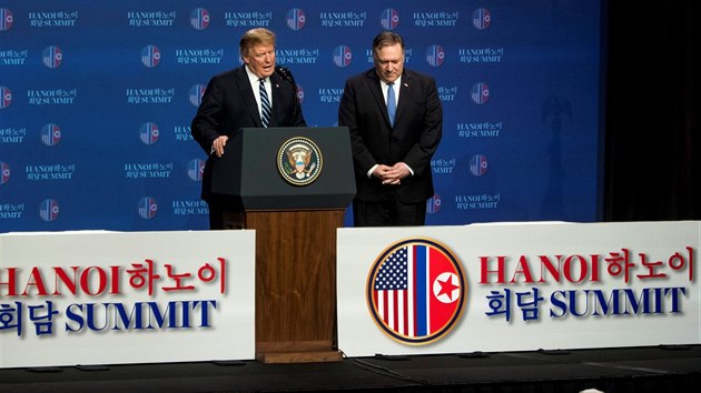 Americk prezident Donald Trump a ministr zahrani Mike Pompeo hodnot schzku s vdcem KLDR Kim ong-unem v Hanoji. Mezi sttnky k dn dohod nedolo. (28. nora 2019)