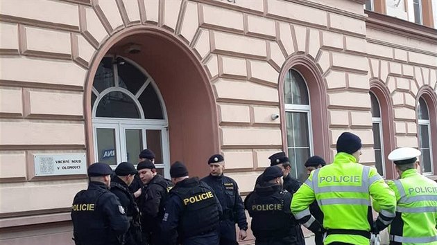 Policie evakuovala budovu Vrchnho soudu v Olomouci, protoe anonym nahlsil, e je v n bomba. Soud ml rozhodovat v kauze metanol, k jednn ale zejm podle mluvho soudu nedojde. (21. nora 2019)