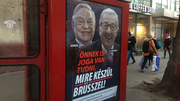 Telefonn budka na budapesk ulici Vci s plaktem zobrazujcm americkho podnikatele maarskho pvodu George Sorose a pedsedu Evropsk komise Jeana-Clauda Junckera s npisem: I ty m prvo vdt, co Brusel pipravuje. (19. nora 2019)